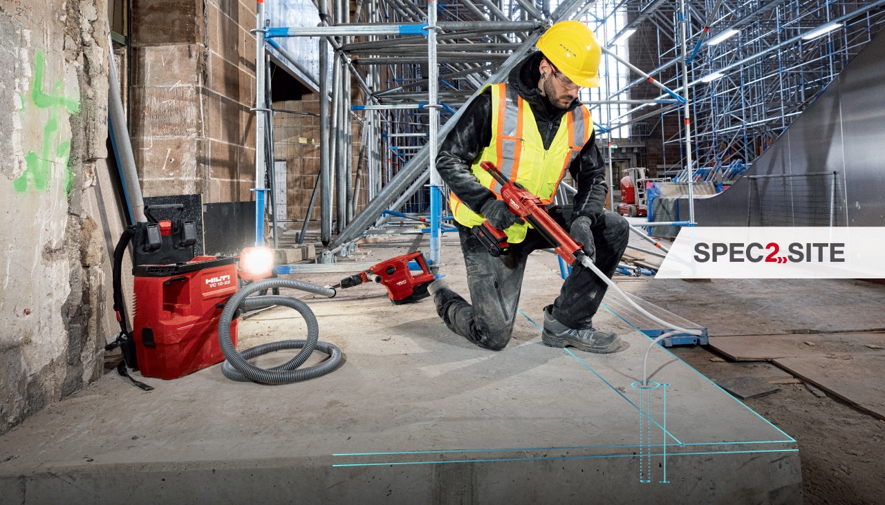Strādnieks iesmidzina epoksīda enkuru caurumā, izmantojot Hilti dispenseru.