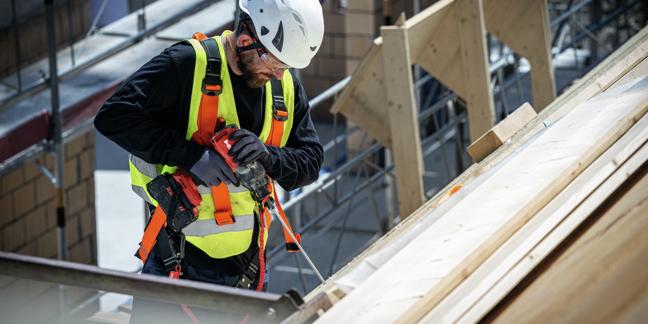 Bauarbeiter beim Verbinden von Holz mit Holz