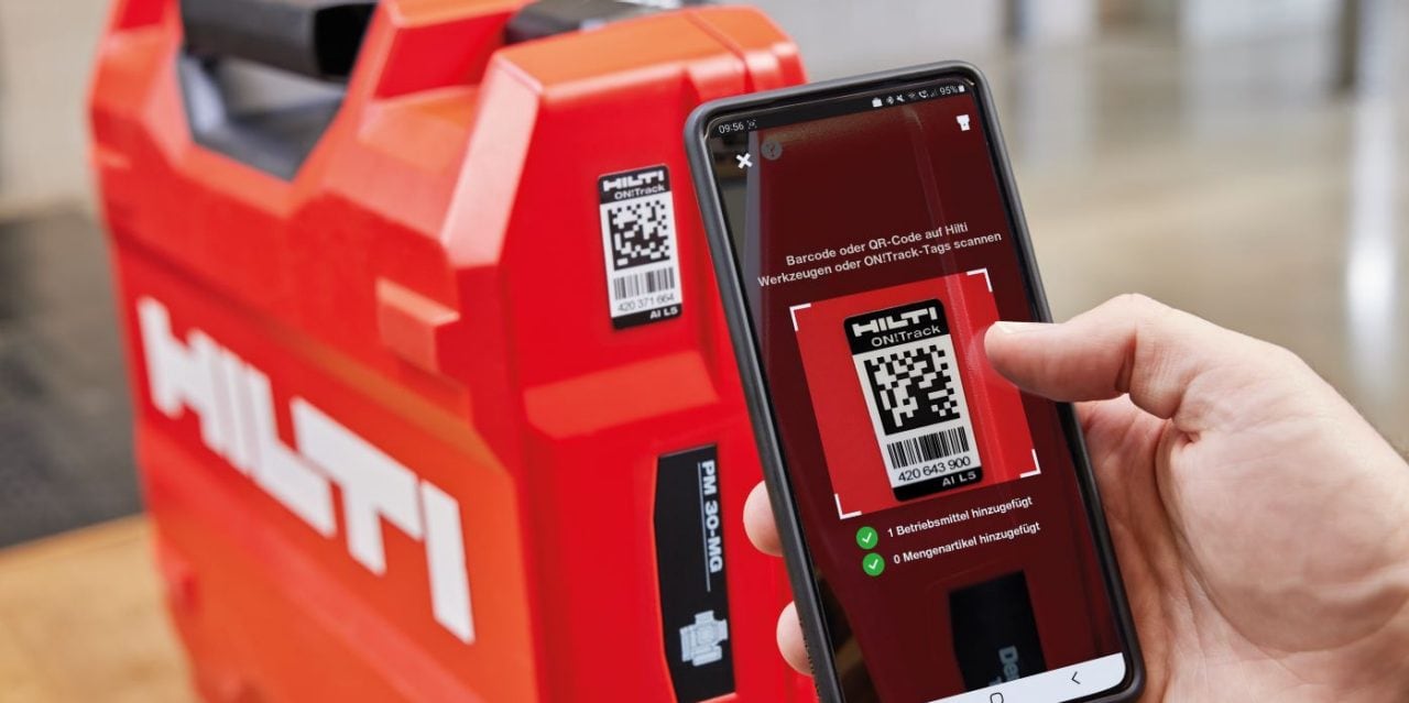 Darbinieks analizē instrumentu parka efektivitāti ar Hilti ON!Track