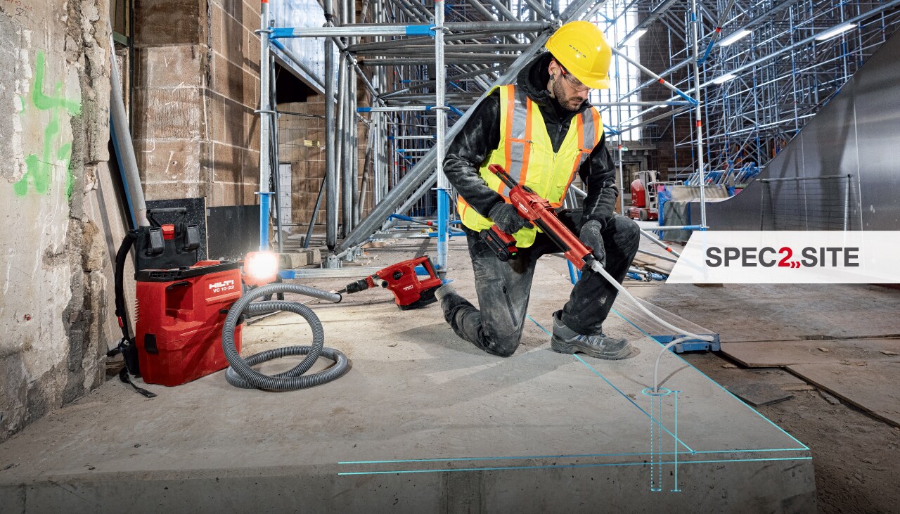 Strādnieks iesmidzina epoksīda enkuru caurumā, izmantojot Hilti dispenseru.