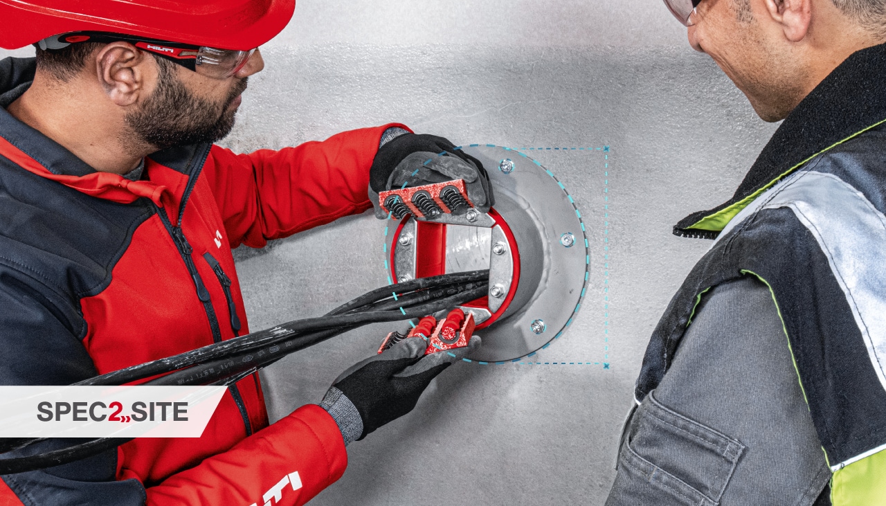 Hilti inženieris demonstrē klientam ugunsdrošības risinājumu elektroinstalācijām