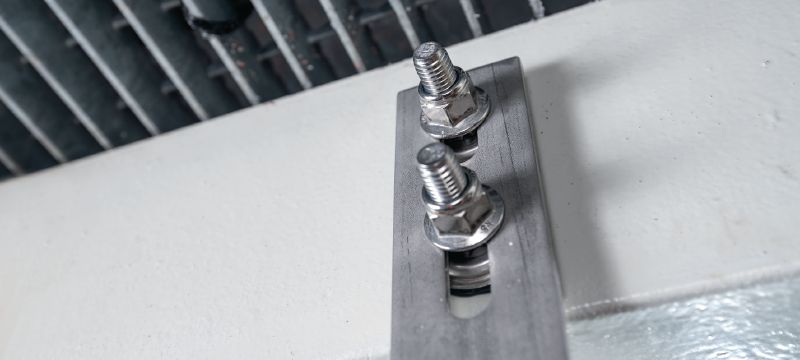 F-BT-MR SN naglas ar vītni ar blīvējošo paplāksni Nerūsoša tērauda naglas ar vītni izmantošanai instrumentā Hilti Stud Fusion. Komplektā ir ietverta blīvējošā paplāksne un drošības atloka uzgrieznis Pielietojumi 1