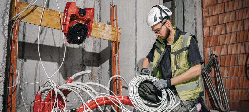 K ATC 4-22 akumulatora darba vietas ventilators Šis jaudīgajais darba vietas ventilators darbosies visas darba dienas garumā. Tam ir rotējoša galva un āķi, aiz kuriem to var pakārt dzesēšanas un ventilēšanas darba zonās (Nuron akumulatora platforma) Pielietojumi 1